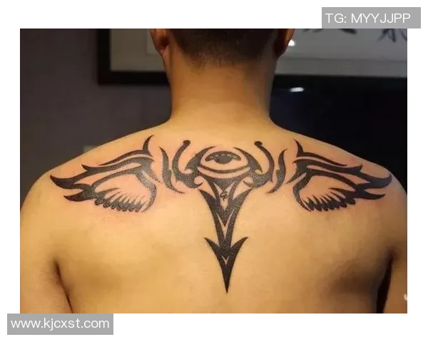 足球明星背后纹身图案揭秘：每个纹身背后的故事与意义解析